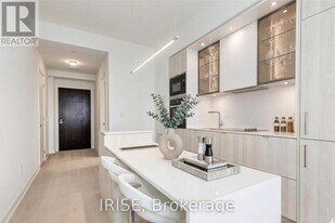 11 Yorkville Ave in Toronto, ON - Building Photo