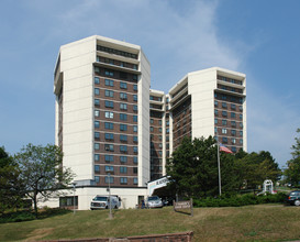 Tri-Towers Apartments in Duluth, MN - Foto de edificio - Building Photo