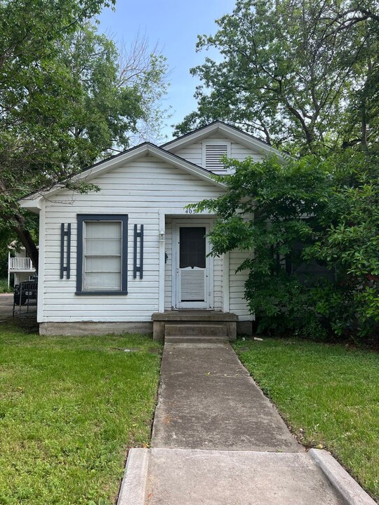 405 W Congress St in Denton, TX - Building Photo