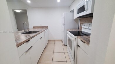 8160 Geneva Ct in Doral, FL - Building Photo - Building Photo