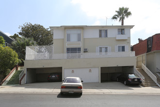 658-664 Midvale Ave in Los Angeles, CA - Building Photo - Building Photo