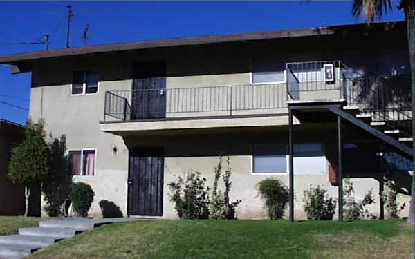 1284 Circle City Dr in Corona, CA - Foto de edificio - Building Photo