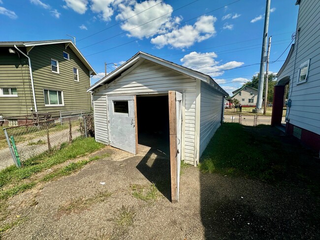 323 Belden Ave SE in Canton, OH - Building Photo - Building Photo