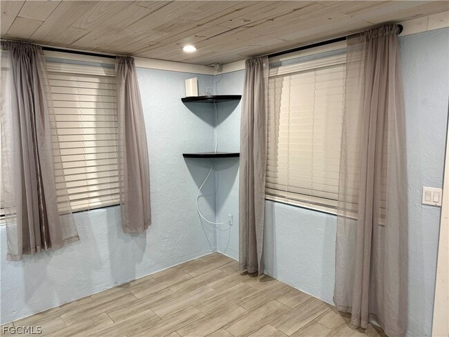 2566 Second St in Matlacha, FL - Building Photo - Building Photo