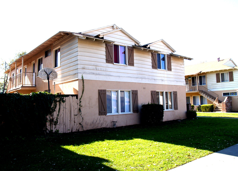 230 W Knepp Ave in Fullerton, CA - Building Photo