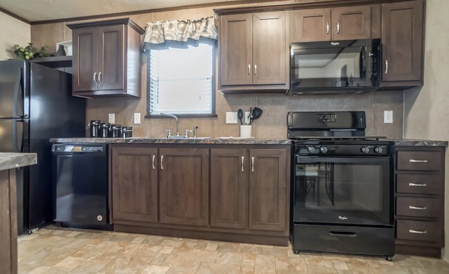 17148 Canterbury Cir in Holly, MI - Foto de edificio - Building Photo