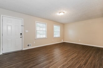 7410 Dexter Dr in Riverdale, GA - Foto de edificio - Building Photo