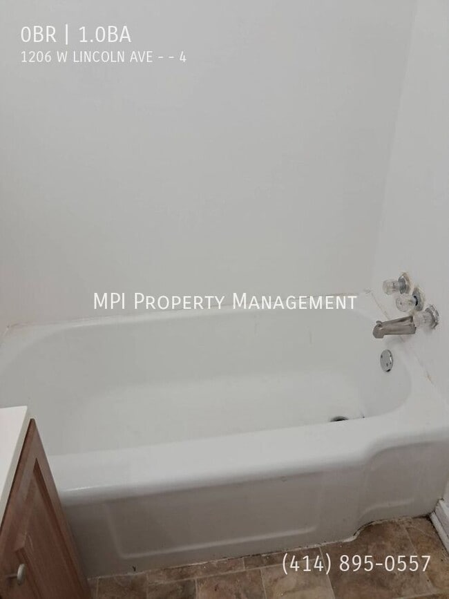 1206 W Lincoln Ave in Milwaukee, WI - Building Photo - Building Photo