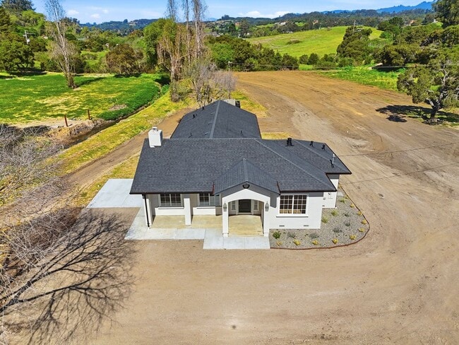 112 Dunbarton Rd in Aromas, CA - Building Photo - Building Photo