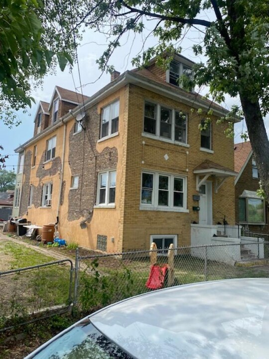 2412 N Kenton Ave in Chicago, IL - Building Photo