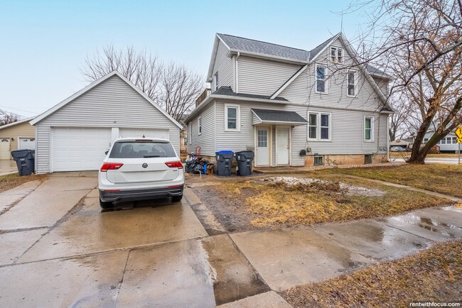 property at 702 S Commercial St