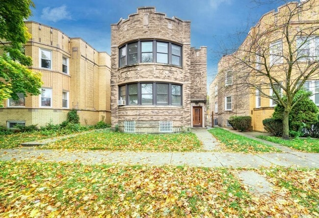property at 6738 N Rockwell St