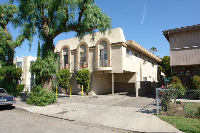 Cantlay Apartments in Van Nuys, CA - Building Photo - Building Photo