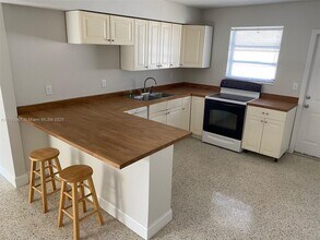 813 SW 7th Ave-Unit -1-2 in Hallandale Beach, FL - Building Photo - Building Photo