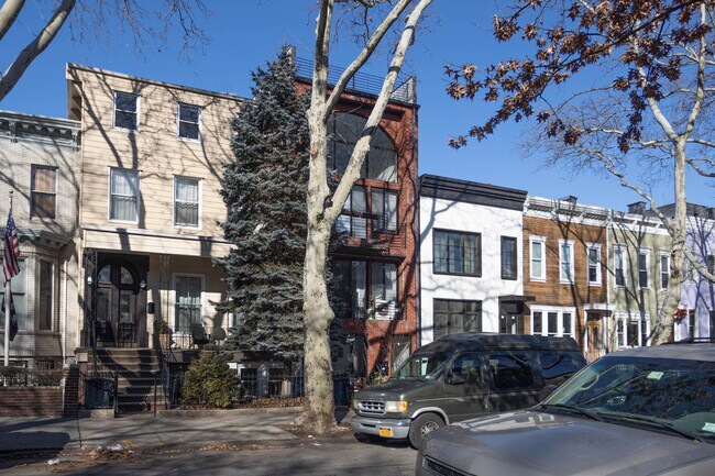 37 Orient Ave in Brooklyn, NY - Foto de edificio - Building Photo