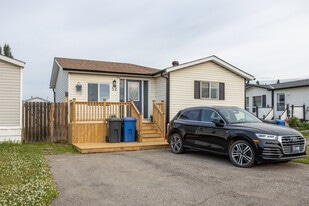 51 Ross St in Crossfield, AB - Building Photo
