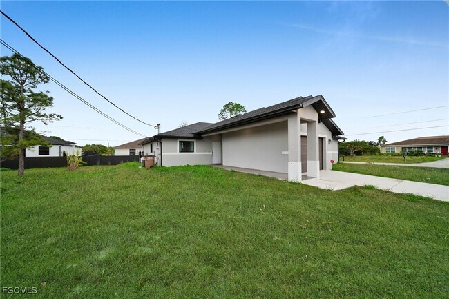 1006 Albert Ave in Lehigh Acres, FL - Building Photo - Building Photo