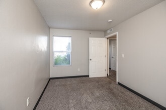 Miller Avenue Estates in Cedar Rapids, IA - Foto de edificio - Interior Photo