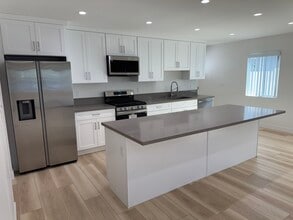 14621 Leadwell St in Van Nuys, CA - Foto de edificio - Building Photo
