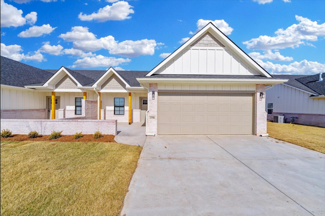 2633 E Spring Hill Ct in Goddard, KS - Building Photo