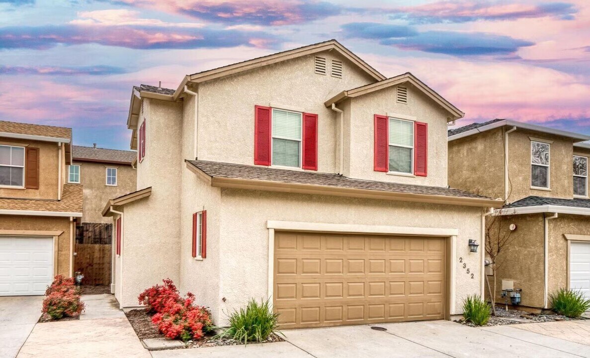 2352 la Villa Way in Redding, CA - Building Photo