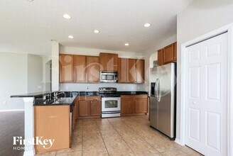 7556 Forest Mere Dr in Riverview, FL - Building Photo - Building Photo