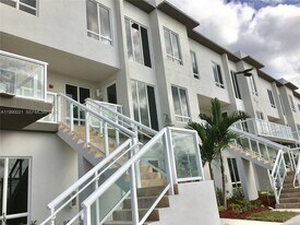 6415 NW 102nd Path in Doral, FL - Building Photo