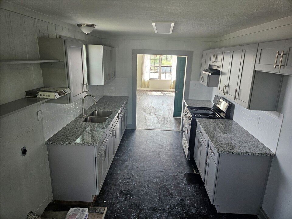 208 W 2nd St-Unit -1 in Sweeny, TX - Foto de edificio