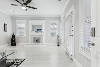 4719 Junius St, Unit 3 in Dallas, TX - Foto de edificio - Building Photo