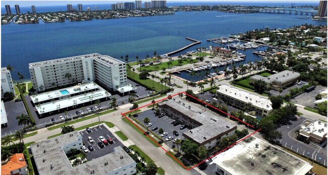310 Lake Shore Dr in West Palm Beach, FL - Building Photo - Building Photo