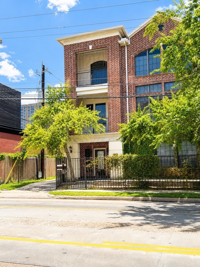 property at 1213 Dunlavy St