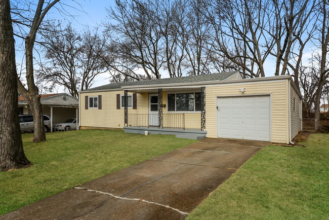 1135 Penhurst Dr in Florissant, MO - Building Photo - Building Photo