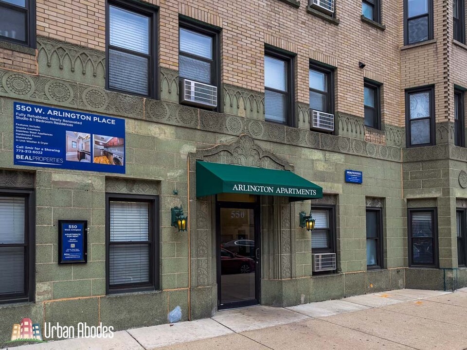 559 W Arlington Pl, Unit M06B in Chicago, IL - Building Photo