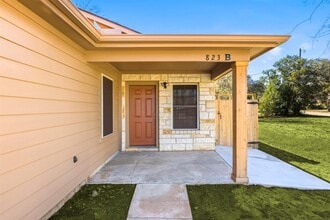 823 N Commerce St in Lockhart, TX - Building Photo - Building Photo
