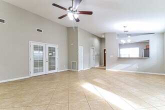 11214 Elmfield Dr in Tampa, FL - Foto de edificio - Building Photo