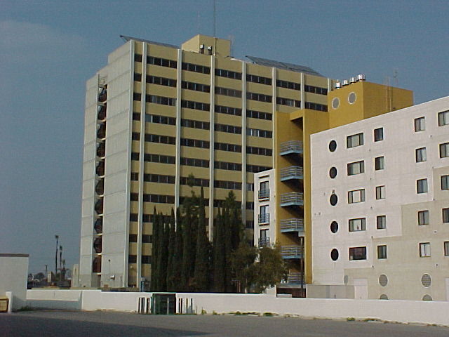 Plaza Towers and Annex in Bakersfield, CA - Building Photo