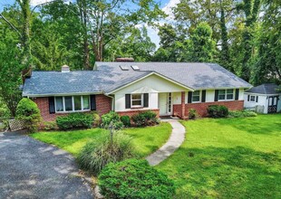 15 Sloan Ln in Pasadena, MD - Building Photo - Building Photo