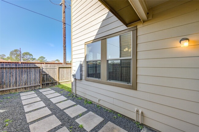 8335 Hawthorn Vly Ln