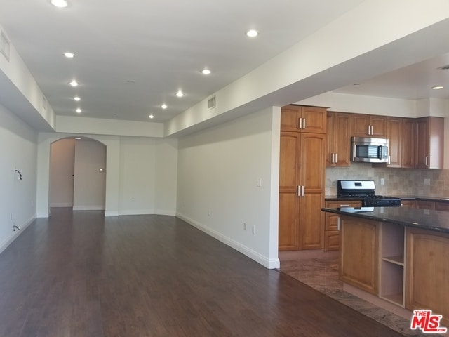 11218 Camarillo St-Unit -306 in Los Angeles, CA - Building Photo