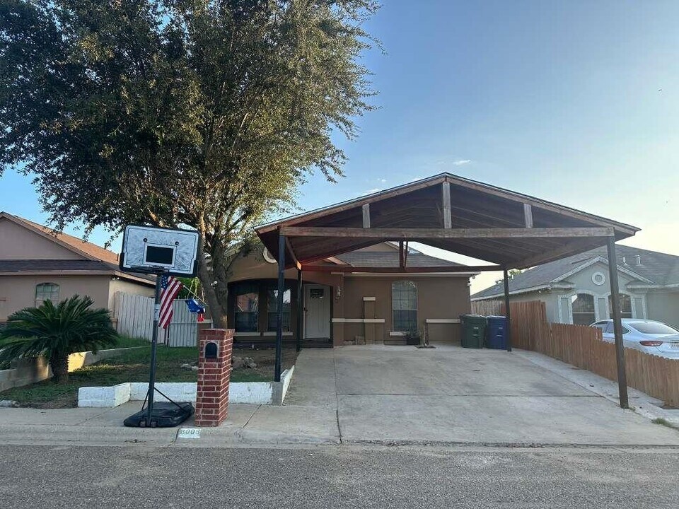 6005 Asis in Laredo, TX - Building Photo