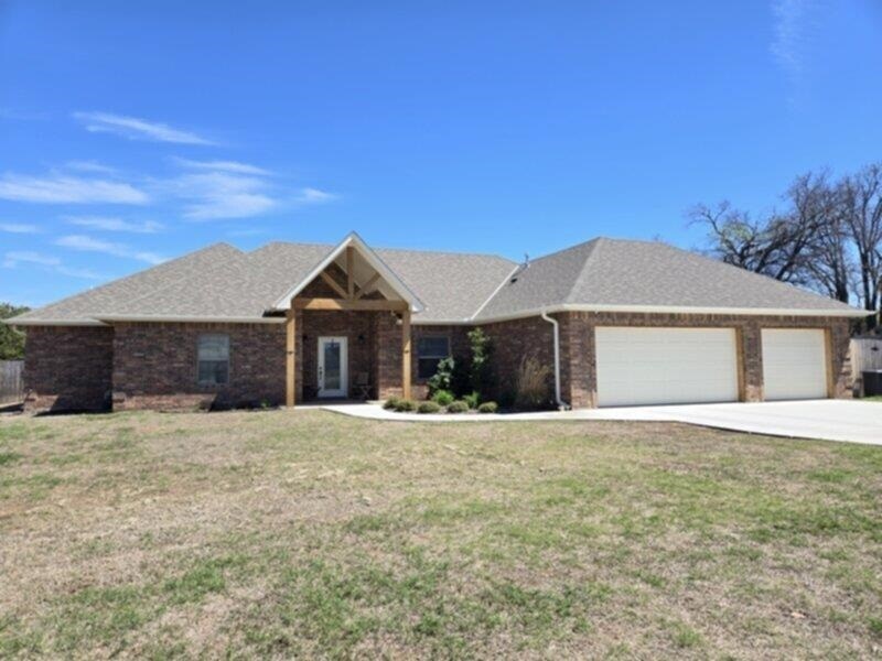 1002 Skyridge Dr in Lawton, OK - Building Photo