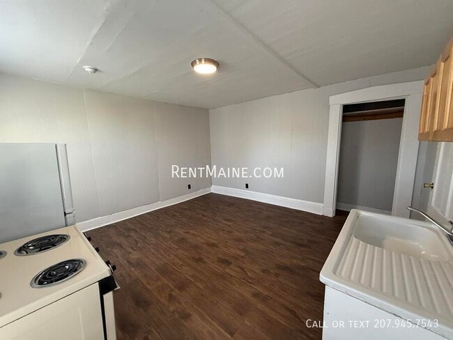 74 Court St, Unit Apt #4 in Bangor, ME - Building Photo - Building Photo