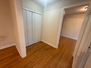 18 E Northwest Hwy in Arlington Heights, IL - Foto de edificio - Building Photo