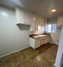 1037 W. 92nd St in Los Angeles, CA - Building Photo - Interior Photo