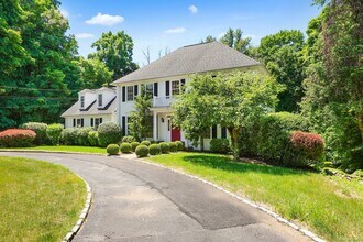 2189 Huntington Turnpike in Trumbull, CT - Foto de edificio - Building Photo