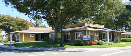 The Village Garden Senior Apartments in Tracy, CA - Foto de edificio - Building Photo