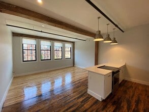 28 Pearl Street in Biddeford, ME - Foto de edificio - Interior Photo