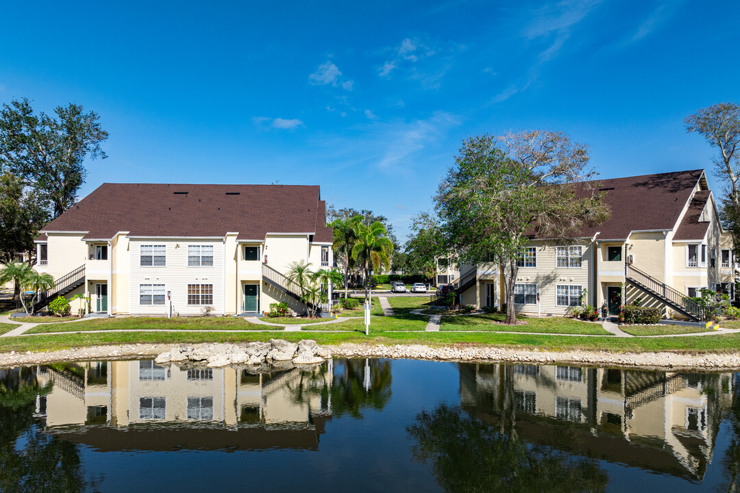 South Bay Plantation Apartments in Naples, FL - Foto de edificio