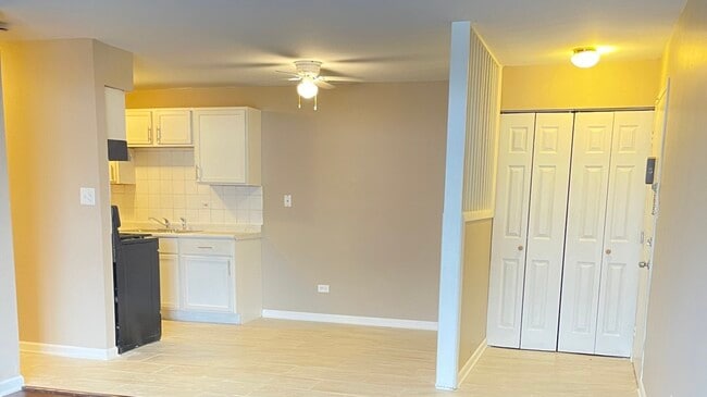 1035 Higgins Quarters Dr in Hoffman Estates, IL - Building Photo - Building Photo