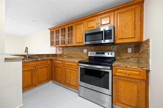2427 W 52nd Pl in Hialeah, FL - Building Photo - Building Photo
